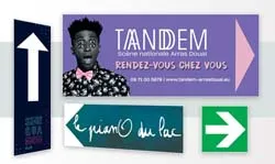Panneau publicitaire directionnel