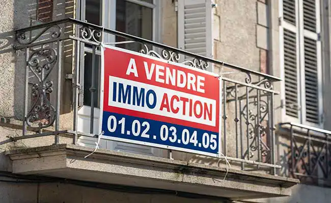 Panneau immobilier AkyLux® installé devant une maison – dimensions et réglementation 2026